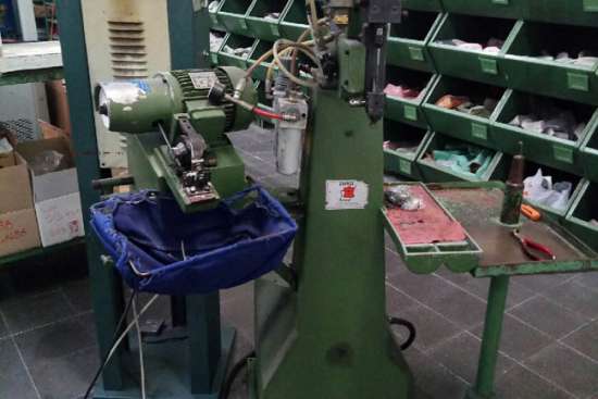 1-applica-sottopiedi-con-rifilatore-Torti